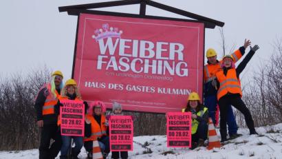 Bild: exb
Aufstellen des Werbebanners für den Weiberfasching.