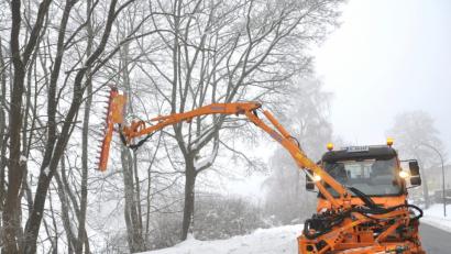 Bild: es
Arbeiter der Straßenmeisterei Vohenstrauß beschneiden schneebedeckte Äste, die in die Straße hereinreichen.