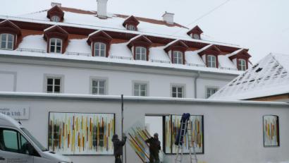 Bild: kgg
Mitarbeiter der Glasbaufirma Wiesner aus Kümmersbruck beim Setzen der Lamberts-Glas-Scheiben.