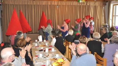 Bild: es
Im Seniorenfasching tanzen Zwerge mit überdimensionalen roten Mützen.