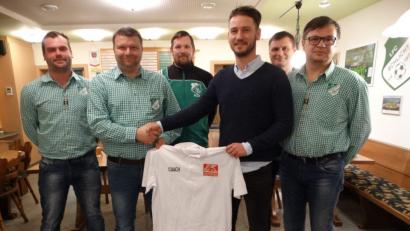 Bild: ct
Sehr herzlich wurde beim 1.FC Schlicht der Trainer begrüßt. Vorne von links Fußball-Abteilungsleiter Thomas Specht, der bisherige Trainer und künftige sportliche Leiter Stephan Braun, Neu-Trainer Benjamin Scheidler, Vorsitzender Stefan Weiß; hinten Co-Trainer Edmund Liebenow (Zweiter von rechts) und Torwarttrainer Christian Lehner.