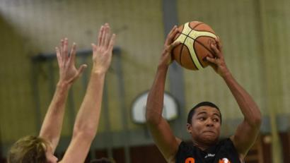 Bild: A. Schwarzmeier
Jevon Perschnick (rechts/im Jahr 2015 noch im DJK-Trikot) tritt am Samstag mit Bayreuth gegen Neustadt/WN an.