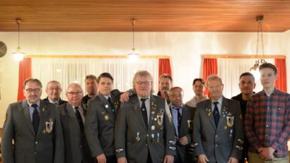 Bild: brü
Der neu gewählte Vorstand der KSK/RK Hohenkemnath-Erlheim zusammen mit dem stellvertretenden RK-Bezirksvorsitzenden Gerhard Lindthaler (Zweiter von links), Franz Treml, Andreas Kestler, Michael Berschneider, Achim Kuchenbecker, Hermann Knauer, Gerhard Herbst, Josef Neger, Michael Englhardt, Manfred Rösl, Robert Gimpl und Fabian Heimler (von links).