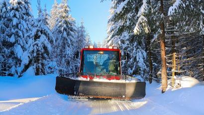 Bild: bsc
Früh am Morgen pflügt sich der Pisten-Bully der Zweckgemeinschaft Steinwaldloipe durch den verschneiten Steinwald.