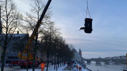 Bild: Alexander Auer
Ein Kran hievt das Auto aus dem Wasser.