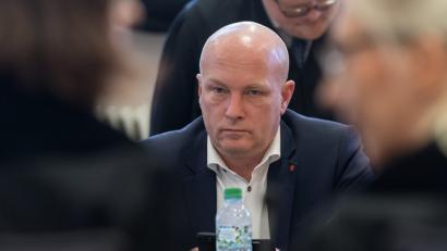 Archivbild:  Peter Kneffel/dpa
Der suspendierte Regensburger Oberbürgermeister Joachim Wolbergs (SPD) wartet im Prozesssaal. Im laufenden Korruptionsprozess geht es um Vorteilsannahme und -gewährung sowie Parteispenden.