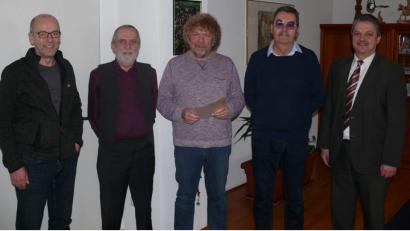 Bild: dob
Heinz "Rolli" Häring (Dritter von links) kann nun seinen Ruhestand genießen. Langweilig wird ihm bestimmt nicht. Die Amtsleiter mit Bürgermeister Andreas Wutzlhofer (rechts) an der Spitze lassen Heinz Häring nur ungern ziehen. Auf den Vohenstraußer war absolut Verlass.