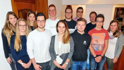 Bild: hai
Tanja Siebeneichner, Hannah Zeitler, Lea Deubzer, Nino Hartmann, Sebastian Scherm, Katharina Hertel, Jannis Schirmer, Constantin Böhm, Patrick Müller, Christian Porsch, Christoph Schäffler und Annalena Pöllath (von links) übernehmen Verantwortung bei der Landjugend Plössen.