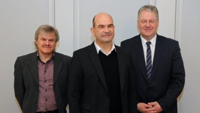 Bild: Christine Hollederer
Antrittsbesuch mit (von links) Georg Decker (Verwaltungsleiter am LfP), Markus Schick (Leiter des Landesamtes für Pflege) sowie Landrat Richard Reisinger.