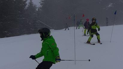 Bild: mez
Kostenlose Tipps und Tricks beim Skifahren holten sich die Kinder von vielen Profis beim Wintersporttag der Grundschule.