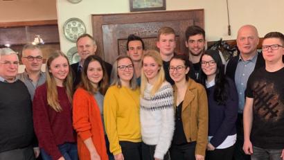Bild: dl
Die neue Führung der KLJB nahm die Gratulation der Ehrengäste entgegen. Von links: Pfarrer Eugen Wismeth, Thomas Krämer, Verena Lottner, Wolfgang Niebauer, Anna-Maria Walbrun, Alicia Zisler, Tobias Reitinger, Jessica Reimer, Rene Müller, Lisa Fuchs, Tobias Käsbauer, Walter Schauer und Thomas Failer.