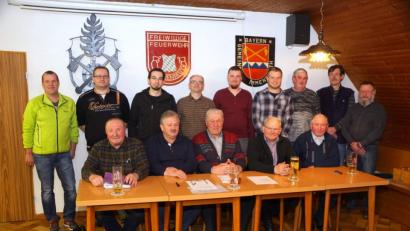 Bild: bkr
Die Jagdgenossenschaft verjüngt sich. Neue Mitglieder übernehmen die Verantwortung, altgediente geben sie ab (sitzend, von links) Albert Scheidler, Karlheinz Pocker, Eberhard Besold, Ludwig Moller und Konrad Merkl sowie (stehend, von links) Harald Haberkorn, Armin Scheidler, Rolf Schmidt, Richard Ott, Dominik Hasmann, Sebastian Pocker, Hubert Buchbinder, Alfred Bäumler und Anton Fleck.