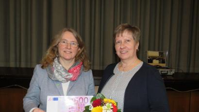 Bild: ubb
Kreisbäuerin Irmgard Zintl überreichte an Heimleiterin Hannelore Haberzett (von links) den symbolischen Scheck in Höhe von 500 Euro. Dafür bekam Zintl einen netten Blumengruß aus Windischeschenbach.