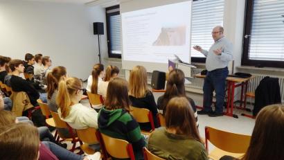 Bild: Andreas Fröhlich/exb
Über das amerikanische Waffengesetz spricht Historiker Markus Hünemörder vor Schülern der Oberstufe.