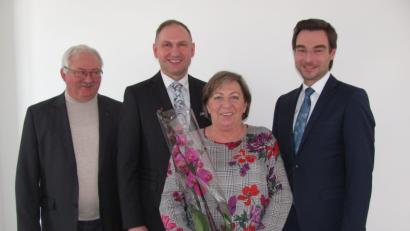 Bild: sei
Bürgermeister Richard Kammerer (Zweiter von links) feiert mit der Rathausbelegschaft seinen Einstand. Er dankt Stellvertreterin Rita Steiner für die Führung der Amtsgeschäfts bis zu seiner Wahl. Vorgänger Stephan Oetzinger (rechts) und Altbürgermeister Josef Wittmann (links) wünschen ihm eine lange Amtszeit.