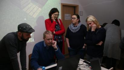 Bild: wro
Im Jugendmedienzentrum T1 konnten gut eine Stunde lang eine Auswahl der am Markt aktuellen Spiele ausprobiert werden. Fragen beantwortete auch der Leiter des Jugendzentrums, Philipp Reich (links).