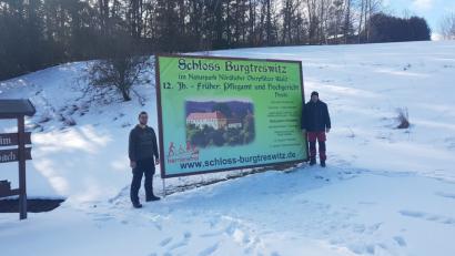 Bild: gi
Eine große Tafel weist am Ortseingang von Burgtreswitz auf die Veranstaltungen 2019 im Schloss hin.