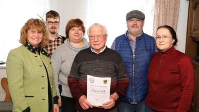 Bild: njn
Seinen 90. Geburtstag feiert Sebastian Stock (Dritter von rechts) in Pfaben. Dritte Bürgermeisterin Sonja Heindl (links) gratulierte und wünschte ihm weiterhin besonders viel Gesundheit. Mit auf dem Bild (von links) Enkel Felix, Tochter Luise und Sohn Franz mit Ehefrau Susanne.