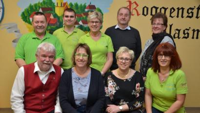 Bild: dob
Ferdinand K. Münch (vorne, links) übernimmt erneut den Vorsitz bei der Jugendkapelle Roggenstein. Er findet bei dieser Arbeit Entspannung und Genuss gleichermaßen. Renate Kellner, Andrea Bayer und Inge Wolfrath (vorne, von links) unterstützen ihn nach Kräften.