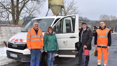 Bild: rgr
Das neue Fahrzeug für die Stadtgärtnerei ist am Start. Bürgermeister Edgar Knobloch (Zweiter von rechts) drehte schon eine Runde. Von links Markus Kneißl, Katrin van den Heuvel sowie Christoph Plohmann.