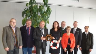 Bild: bk
Künftig gemeinsam am Steuerrad der Grund- und Mittelschule: Rektor Günther Paul und die neue Konrektorin Katharina Achtert. Zur Amtseinführung gratulieren die Bürgermeister Rudolf Götz, Martin Schregelmann, Ludwig Biller und Richard Kammerer sowie Elternbeiratsvorsitzende Petra Franke und Pfarrer Varghese Puthenchira (von links).