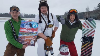 Bild: Christopher Dotzler
Sebastian Rupprecht, Benjamin Biehler und Dominik Barth (von links), die jungen Vorstandsmitglieder der Sportfreunde Ursulapoppenricht, verbreiten bereits vor der Upo Hüttengaudi gute Laune. Am Samstag, 16. Februar, hoffen die Jungs auf viele Gäste und Schnee zur Premieren-Veranstaltung.