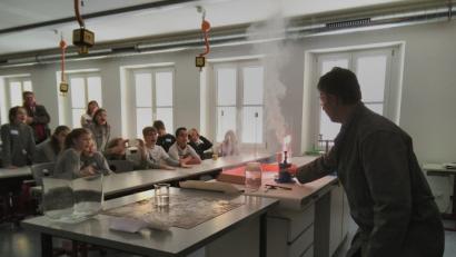 Bild: mma
Die Chemie-Experimente mit Wolfgang Schmidt faszinieren die Schüler.