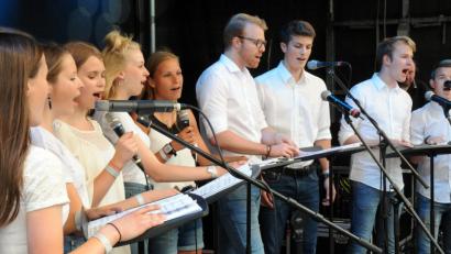 Bild: Huber, Stephan
Preisträger von 2017 waren der Jugendtheaterclub und das Gesangs-Ensemble Vox Aeterna - hier beim Auftritt anlässlich des Leserfestes zum Jubiläum "150 Jahre Amberger Zeitung" im Sommer 2018.