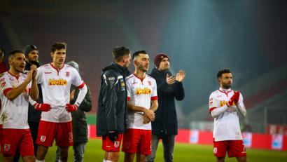 Bild: Jahn Regensburg
Fassungslose Enttäuschung nach dem Spiel: Dabei hatten sich die Regensburger so viel vorgenommen.