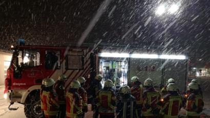 Bild: mde
Trotz Schneefall und frostigen Temperaturen nehmen 30 Floriansjünger an der Übung teil. Die praktische Durchführung findet an mehreren Stationen in geteilten Gruppen statt.