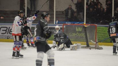 Bild: brü
Einfach nur eine bittere Niederlage. Der ERSC Amberg (in Schwarz Goalie Oliver Engmann, der nicht einen seiner besten Tage hatte) verlor mit 5:6 gegen Dorfen.