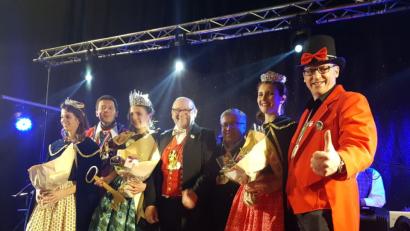 Bild: mma
Präsident Patrick Keller, die Bürgermeister Goester und Lindner fühlen sich wie Könige bei den Faschingsprinzessinnen.