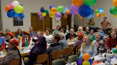 Bild: le
Was für eine tolle Stimmung beim "Flosser Seniorenfasching" des Katholischen Seniorenkreises im mit bunten Luftballons und Girlanden prächtig dekorierten Pfarrsaal.