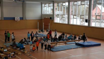 Bild: rw
Mit dem Gau-Kinderturnfest steht am 5. Mai ein sportlicher Großereignis auf dem Programm. Die Trainer und Kampfrichter haben sich darauf eingehend vorbereitet. Bei einem Vorbereitungslehrgang in der Schulsporthalle durften die Erbendorfer Turnerkinder dabei die verschiedenen Übungen vorführen.