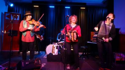Bild: hka
Fiedel, Akkordeon und das Waschbrett sind die charakteristischen Instrumente, mit denen Zydeco-Annie und ihre Swamp Cats Musik aus dem Süden der USA machen.