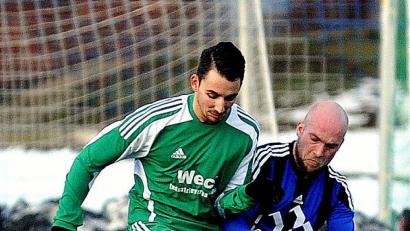 Bild: exb
Der Mitterteicher Kevin Krassa (grünes Trikot) und SpVgg-SV-Akteur Thomas Wildenauer im Zweikampf. Die Weidener gewannen den Test gegen Mitterteich in Eger mit 3:0.