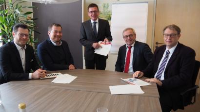 Bild: Bühner
Der Arbeitsmarkt in der nördlichen Oberpfalz entwickelt sich positiv. Landtagsabgeordneter Christoph Skutella, Bundestagsabgeordneter Uli Grötsch, Arbeitsagenturchef Thomas Würdinger und die Geschäftsführer der Jobcenter Weiden-Neustadt und Tirschenreuth, Peter Witt und Leonhard Merkl (von links), ziehen Jahresbilanz.
