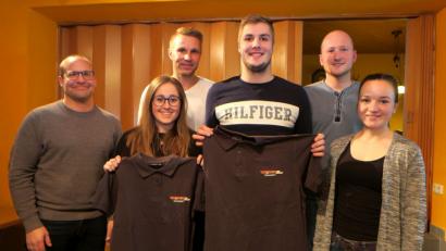 Bild: Hirsch
Zum Organisationsteam des Ski-Clubs gehören Vorsitzender Christian Betzlbacher, Magdalena Grabinger, Michael Trommer, Maximilian Schulz, Andreas Liebl und Magdalena Sedelmaier (von links) an.