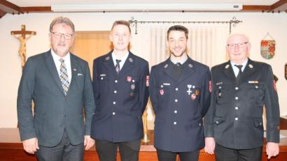 Bild: pi
Kreisbrandmeister Alfons Huber (rechts) und Bürgermeister Johann Maurer (links) gratulieren Dominik Schmid und Oswald Hamann (Mitte, von links) zur Wahl als neue Kommandanten der Georgenberger Wehr.