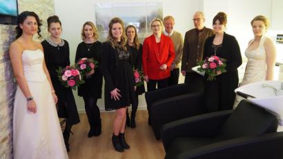 Bild: Bühner
Friseurmeisterin Nadine Igl (Vierte von links) führt mit ihren Mitarbeiterinnen die Besucher durch die neuen
Geschäftsräume des Friseursalons Fanal. Mit dabei auch Stadträtin Hildegard Ziegler, Pfarrvikar Andreas Reber und Pfarrer Hans-Peter Pauckstadt-Künkler.