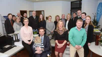 Bild: Gabi Schönberger
Außer Sohnemann Franz will Stephan Oetzinger im neuen Abgeordnetendomizil in der Erhardstraße niemand auf den Arm nehmen. Um die Büroarbeit kümmern sich vor Ort Marion Herdam (vorne, links) sowie (von rechts) Dominik Baschnagel und Elfriede Nemec-Losert. Vertreter der CSU-Arbeitsgemeinschaften versprechen Unterstützung.