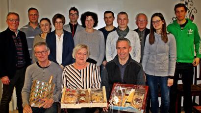 Bild: R. Kreuzer
Neben der Verabschiedung von Klaus Koch, Anka Stangl und Christoph Franke (vorne von links) steht bei zwei DJK-Sparten eine Fusion an. Bislang bleibt die neue Abteilung ohne Führung. Als stellvertretende Abteilungsleiterinnen stehen Andrea Schieder und Manuela Schraml (Vierte und Sechste von links) bereit.