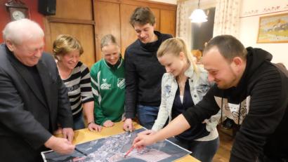 Bild: ohr
Für die Gewerbeschau 2019 der Gemeinde Guteneck am 5, Mai kommen die Vorbereitungen in Fahrt. Bei der Zusammenkunft im Gasthaus Vetterl legen die Firmenvertreter die Grobplanung fest.Im Bild Bürgermeister Johann Wilhelm (von links) und Organisationsleiterin Martina Klose (VG Nabburg) im Gespräch mit den Gewerbetreibenden Ulrike Kiendl und Matthias Frey sowie Christina Werner und Markus Meyer (Musikgruppe).