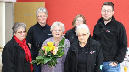 Bild: njn
Die Geburtstagsjubilarin Pauline Menzl (Dritte von links) mit (von links) der Leiterin der Wohlfahrts- und Sozialarbeit Monika Zimmerer, Petra Tappe, der stellvertretenden Leiterin Wohlfahrts- und Sozialarbeit Luise Lehner sowie der stellvertretenden Bereitschaftsleiterin Anneliese Huhnke und Bereitschaftsleiter Sven Lehner.