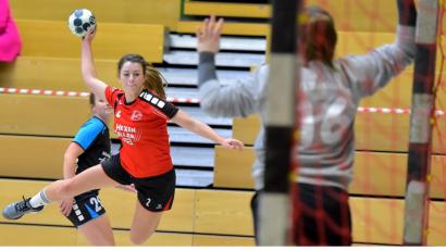 Bild: Ziegler
Die junge Julia Müller vom HC Sulzbach (links am Ball) mit schönem Fallwurf aus Linksaußenpostion gegen die Gästetorhüterin Sonja Szabo (rechts).