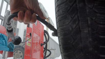 Bild: Gabi Schönberger
Der richtige Luftdruck im Reifen ist wichtig für die Sicherheit am Steuer. Doch nicht mehr überall ist der Service kostenlos.