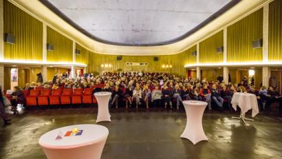 Bild: Marcus Rebmann
Kurz vor der offiziellen Begrüßung sind fast alle Plätze besetzt - es fehlen nur noch die Helfer und Vorsitzende, die im Foyer bereits Vorbereitungen für die Pause treffen.