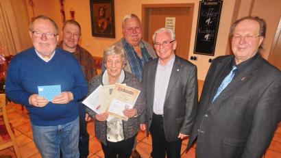 Bild: hai
Eine Orchidee, zwei goldene Ehrenmedaillen und drei Ehrenurkunden für 50 Jahre Sängerleben: Der 92-jährigen Anna Hösl (Dritte von links) gratulieren Chorleiter Heinz Schmidt, Gruppenvorsitzender Siegmar Bräutigam, Vorsitzender Hermann Eisenhut, dessen Stellvertreter Gerhard Klein und Wolfgang Köbel (von rechts), der für zehn Jahre als Tenorsänger die Ehrennadel des Fränkischen Sängerbundes in Bronze erhält.