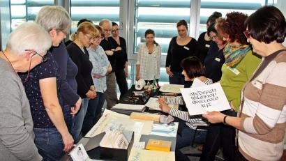 Bild: R. Kreuzer
Die richtige Haltung des Werkzeuges und wie man damit Schönschrift aufs Papier bringt, zeigt Brigitte Herrneder beim Kalligraphie-Kurs im Druckzentrum der Oberpfalz-Medien.