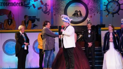 Bild: kro
Emotionaler Höhepunkt: Ronald Ott, Präsident des Fortschauer Carnevalsclubs, überreichte eine Spende von 500 Euro an Sabrina Walbrunn.